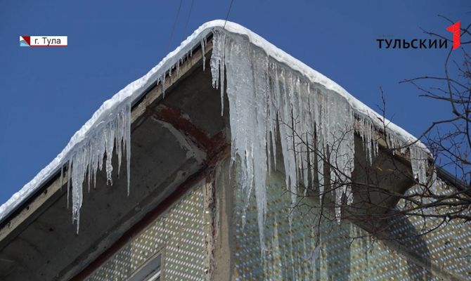 Падение глыбы льда на девочку: управляющая компания винит жильцов дома