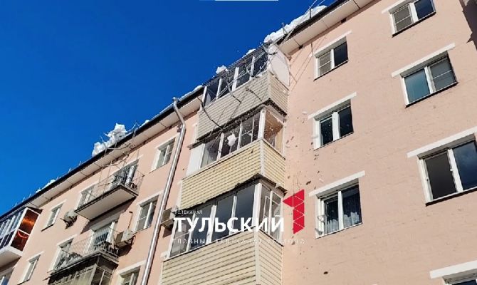 В Туле снег с крыши чуть не упал на женщину