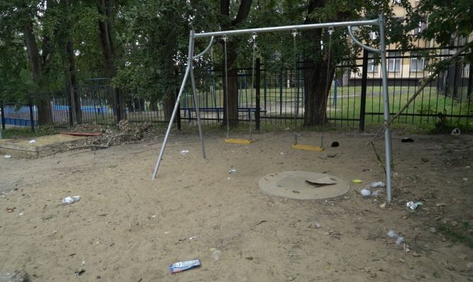 Детская площадка во дворе тульской многоэтажки превратилась в пристанище бомжей и маргиналов
