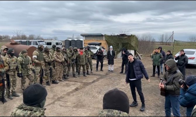 SHAMAN спел под гитару на передовой