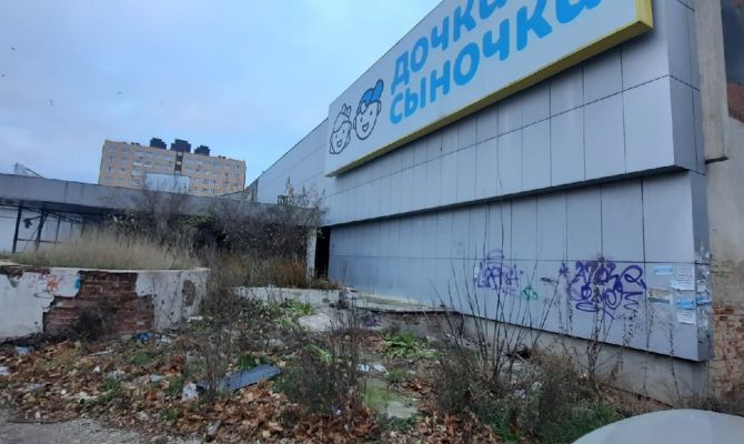 Туляки пожаловались на грязь и бомжей возле бывшего ТЦ в Зареченском округе