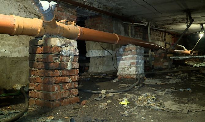 В Туле дом под управлением УК «Чистый город» зарос бурьяном и отсырел