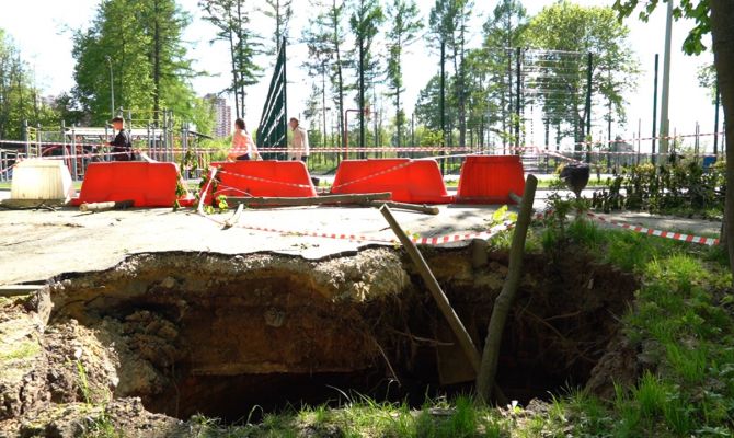 5 метров в длину: почему в Платоновском парке образовалась яма