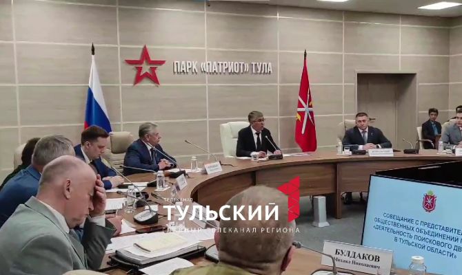 Дмитрию Миляеву вручили копию фото командира Тульского рабочего полка Анатолия Горшкова