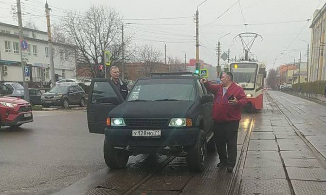 В Туле на пересечении улиц Коминтерна и Лейтейзена на трамвайных путях столкнулись два авто