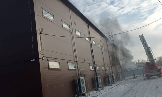 В Щекино загорелся торговый центр на улице Лукашина