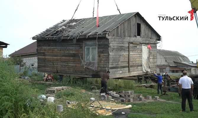 В Туле цыганский дом целиком перенесли в другое место