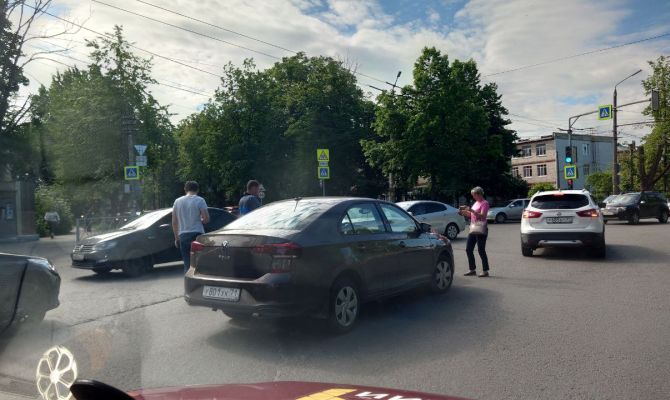 В Туле две иномарки застопорили движение