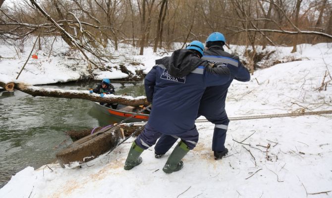 Гарпуны и пилы: спасатели вручную начали очищать Тулицу от завалов и мусора