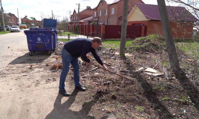 В селе под Тулой площадка у частного дома превратилась в зловонную свалку