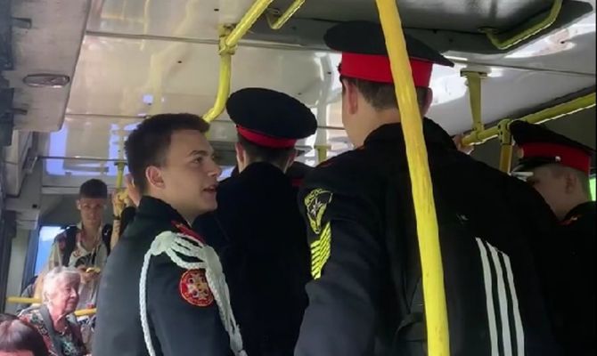 Щекинские кадеты спели армейскую песню в автобусе: видео