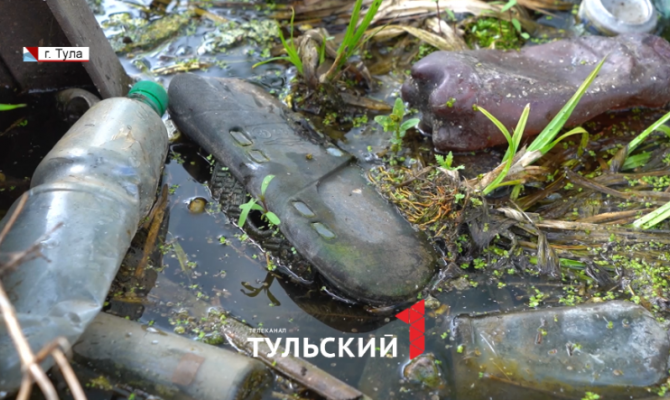 Старые ботинки вместо рыбы: река под Тулой превращается в свалку мусора