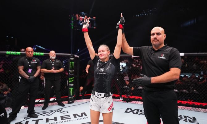 На турнире по смешанным единоборствам россиянка вышла под песню SHAMANа «Я русский»