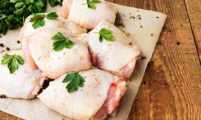 Кишечную палочку и сальмонеллу нашли в куриных бедрах