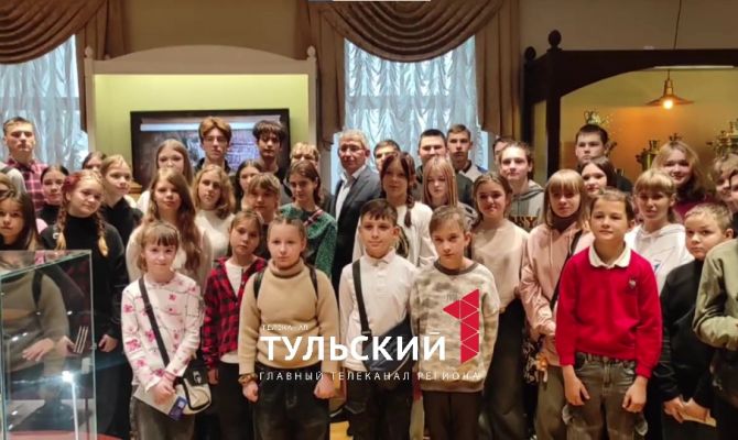 Дмитрий Миляев познакомил детей из ДНР с традициями тульского чаепития