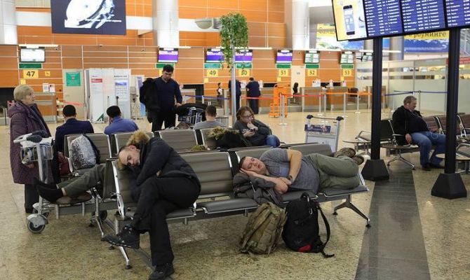 Пассажирам московских аэропортов разрешили спать на полу