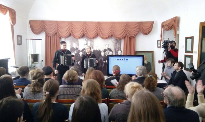 В музее Белобородова сегодня весь день будут говорить о музыке