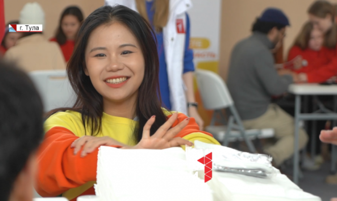 В Туле иностранных студентов научили разбирать автомат Калашникова