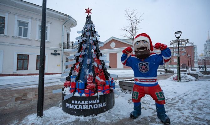 Тулякам показали новоднюю елку из хоккейных клюшек