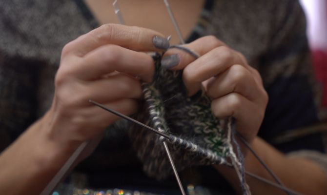 Тулячки из Центра соцреабилитации вяжут носки для военных: как они сохранили веру в настоящих мужчин