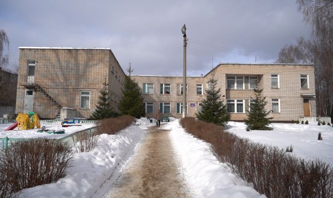 «Не прошло и полгода»: в алексинском детском саду после капремонта крыши протекла раздевалка