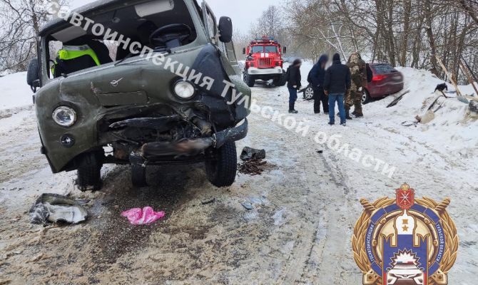 В Алексине водитель «УАЗа» вылетел на встречку и врезался в легковушку