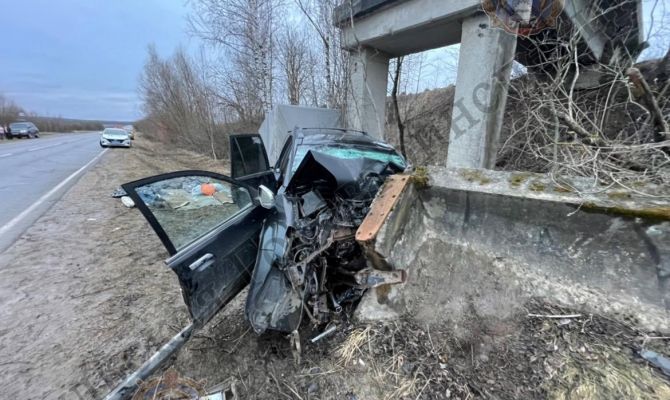 Погибла женщина-пассажир: в Алексине «Great Wall» врезался в опору моста