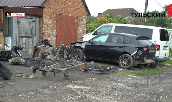 Ржавые легковушки и битые внедорожники: туляки жалуются на свалку автоутиля 