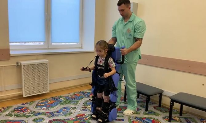 В Туле особенных детей учат правильно ходить с помощью экзоскелета