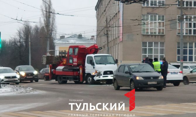 В Туле на проспекте Ленина столкнулись две легковушки и эвакуатор