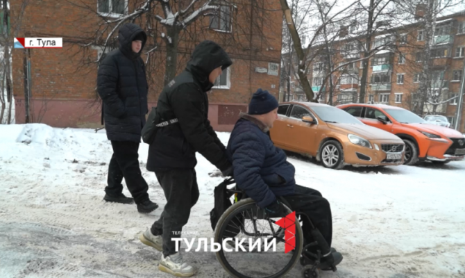 В Туле инвалид-колясочник не может выехать из дома: куда жаловаться на снег во дворе