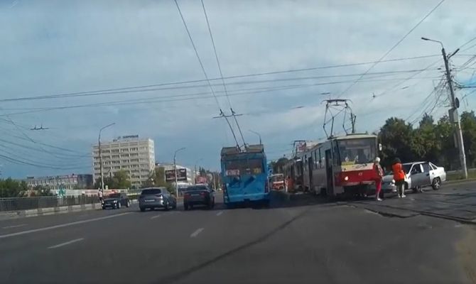 На проспекте Ленина в Туле столкнулись трамвай и легковушка
