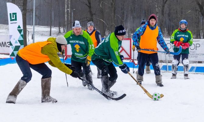 На турнире по хоккею в валенках победили «Воины»