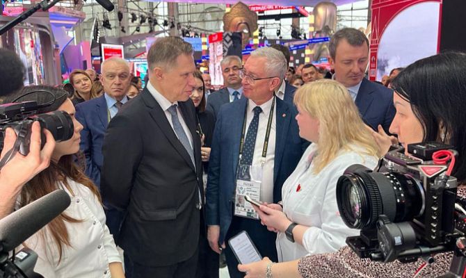 Глава Минздрава РФ посетил тульский стенд на выставке «Россия»