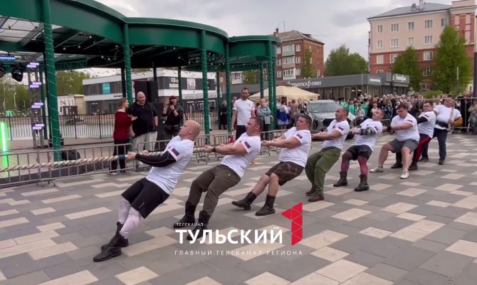 В Узловой запуск фонтанов отметили турниром по перетягиванию каната