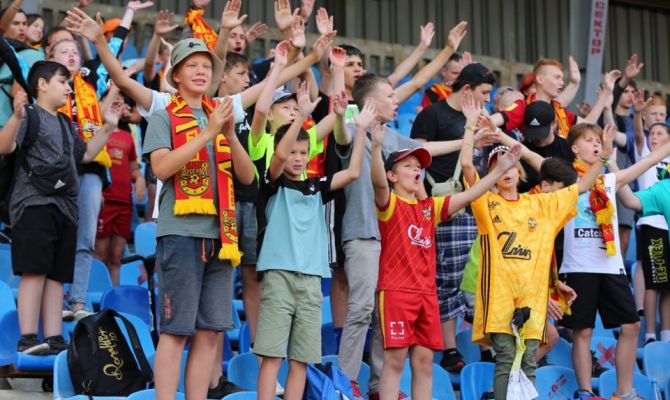 Футболисты тульского "Арсенала" встретились с болельщиками: фоторепортаж