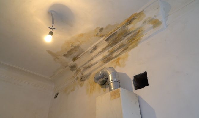 У жителя тульского поселка Скуратово уже месяц протекает крыша в разгар зимы