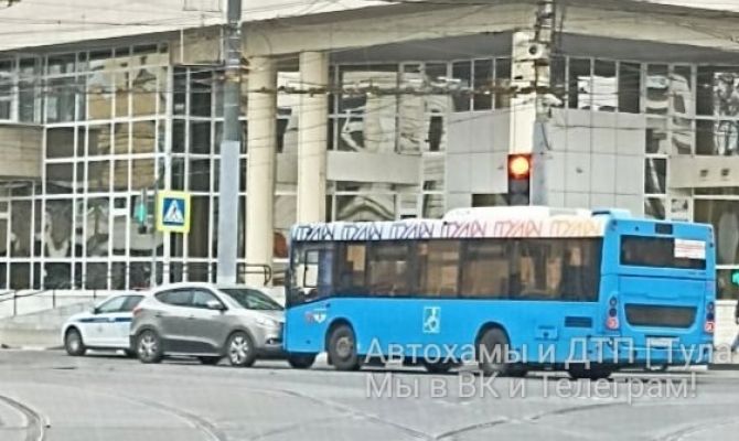 В Туле на улице Советской столкнулись легковушка и автобус