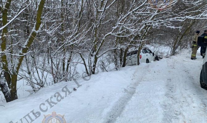 В Узловском районе 76-летний водитель Lada Granta врезался в дерево