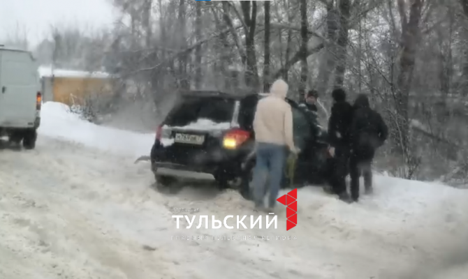 В Туле машина улетела в кювет