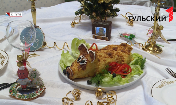 Студенты тульского кулинарного техникума готовят новогодние тематические блюда 