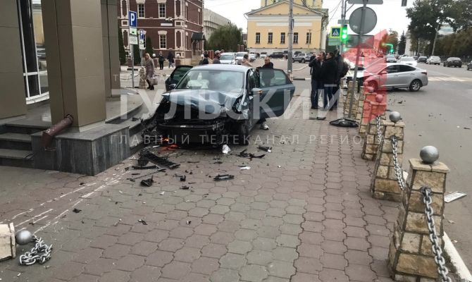 В центре Тулы автомобиль протаранил здание "Центргаз"