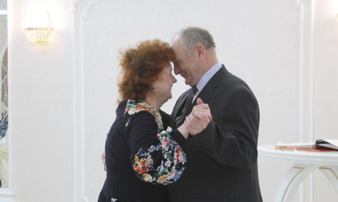 Семья из Новомосковска отметила золотую свадьбу в День Победы