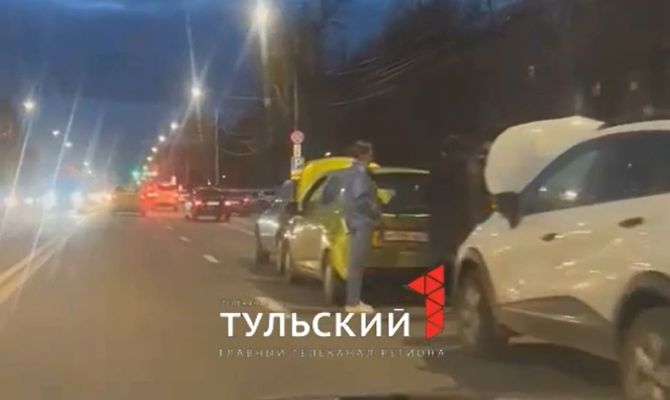 Из-за тройного ДТП на проспекте Ленина в Туле образовалась пробка