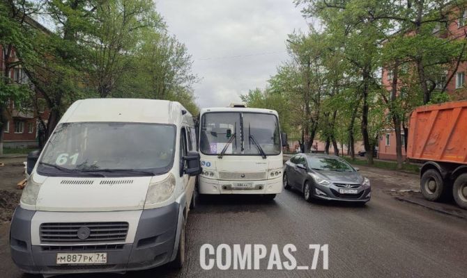 На улице Советской в Туле столкнулись автобус и маршрутка