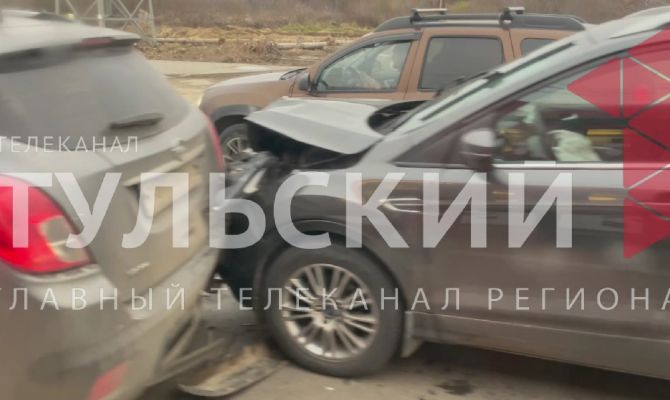 В Туле на улице Металлургов столкнулись два авто