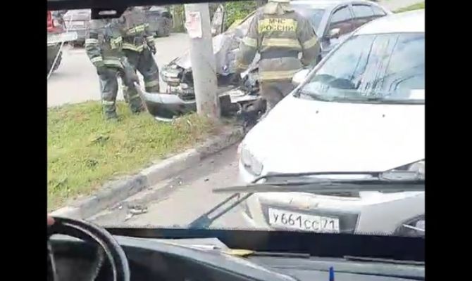 В Туле после лобового столкновения автомобиль врезался в столб