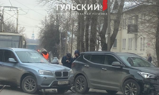 В Туле две легковушки столкнулись прямо на трамвайных путях