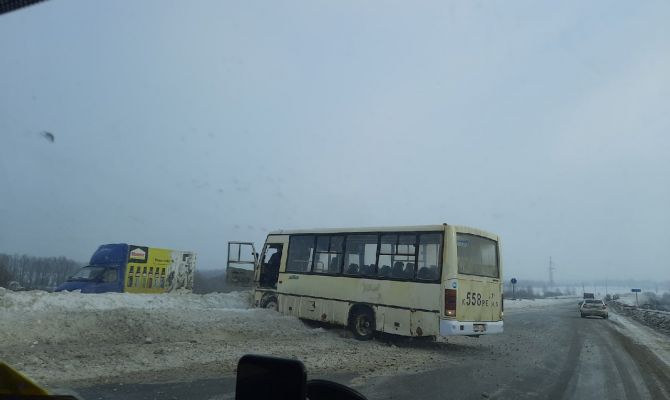На трассе Тула-Новомосковск на мосту занесло автобус