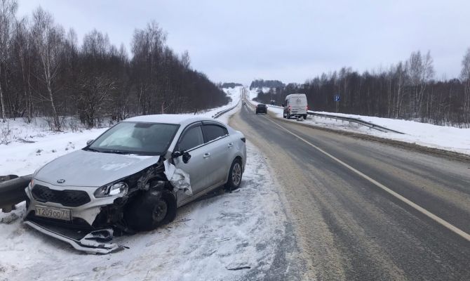 На трассе "Калуга-Тула" не поделили дорогу легковушка и грузовая газель